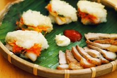 Dùng dao cắt một đường ngang bên hông miếng xôi, nhồi thịt và đồ xào vào bên trong. Xôi chiên kẹp thịt có thể dùng chung với tương ớt và Mayonnaise.