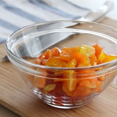 Rửa sạch rồi thái nhỏ cà chua bi. Húng quế thái nhuyễn. Sau đó cho cà chua bí và húng quế vừa thái vào tô, thêm 1/2 muỗng cà phê muối, 1/4 muỗng cà phê tiêu, trộn đều cho muối tan rồi cho tiếp 1 muỗng canh dầu ô liu vào trộn đều lên.
