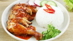 Xếp thịt gà vào dĩa và rưới nước xốt đều lên mặt gà. Dùng kèm cơm nóng rất ngon. Thịt gà được tẩm ướp và chiên vàng giòn ngon ngọt, thấm đẫm nước xốt mặn ngọt và thơm mùi sả, chanh rất đặc biệt. Cùng vào bếp trổ tài ngay cho cả gia đình thưởng thức và đừng quên chia sẻ thành quả của các bạn nhé.