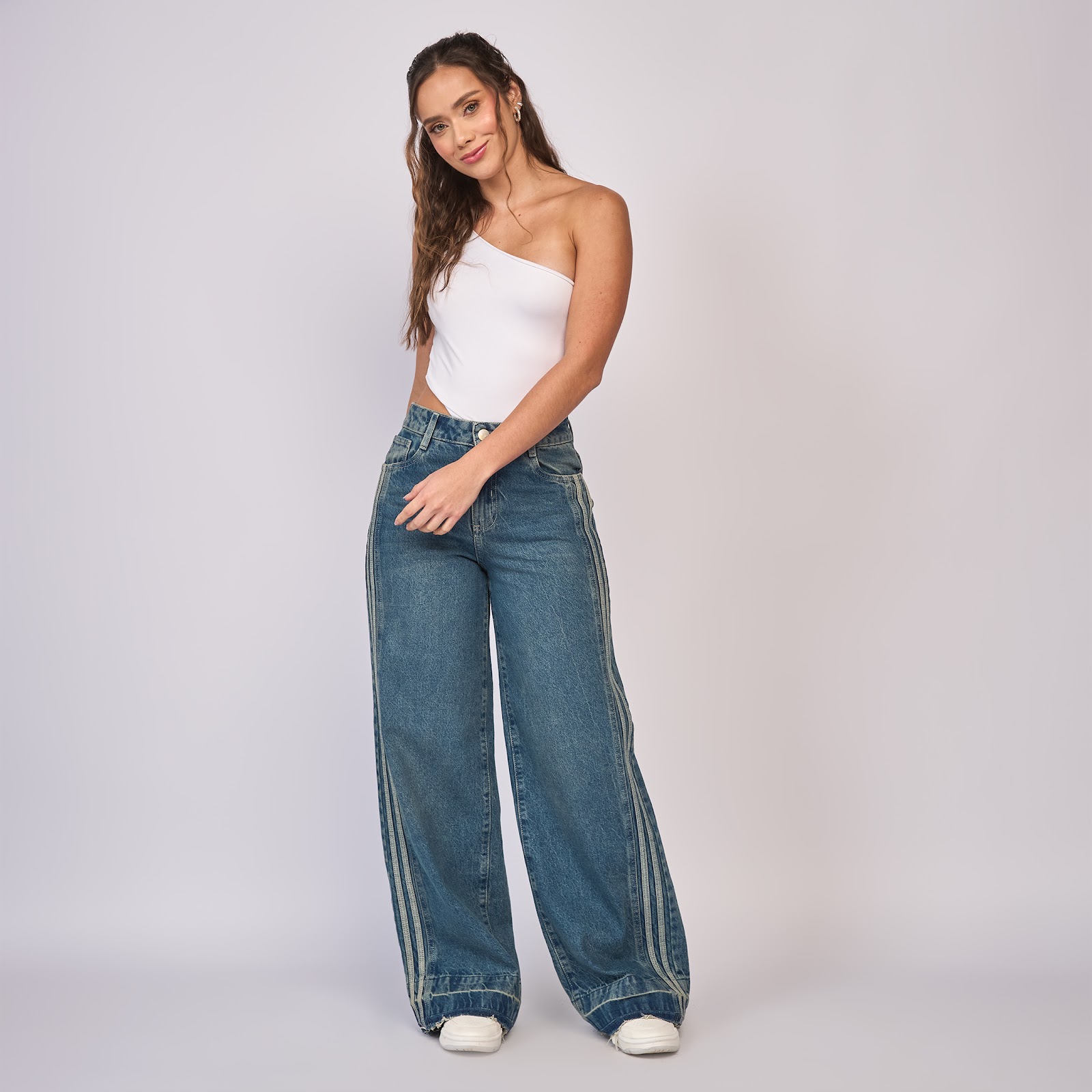 Jean wide leg tiro alto rígido con sesgo lateral en contraste, color Azul medio - Vista 2