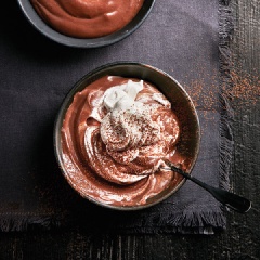 Thế là món chocolate pudding đã hoàn tất và sẵn sàng làm món tráng miệng ngon ngọt cho ngày Valentine rồi nhé. Hương vị đắng nhẹ của chocolate xen lẫn chút ngọt béo của sữa tươi luôn là sức hấp dẫn khó lòng chối từ đối với hội chị em đấy. Còn chần chờ gì mà không vào bếp và thử triển ngay cách làm chocolate pudding đơn giản này nào.
