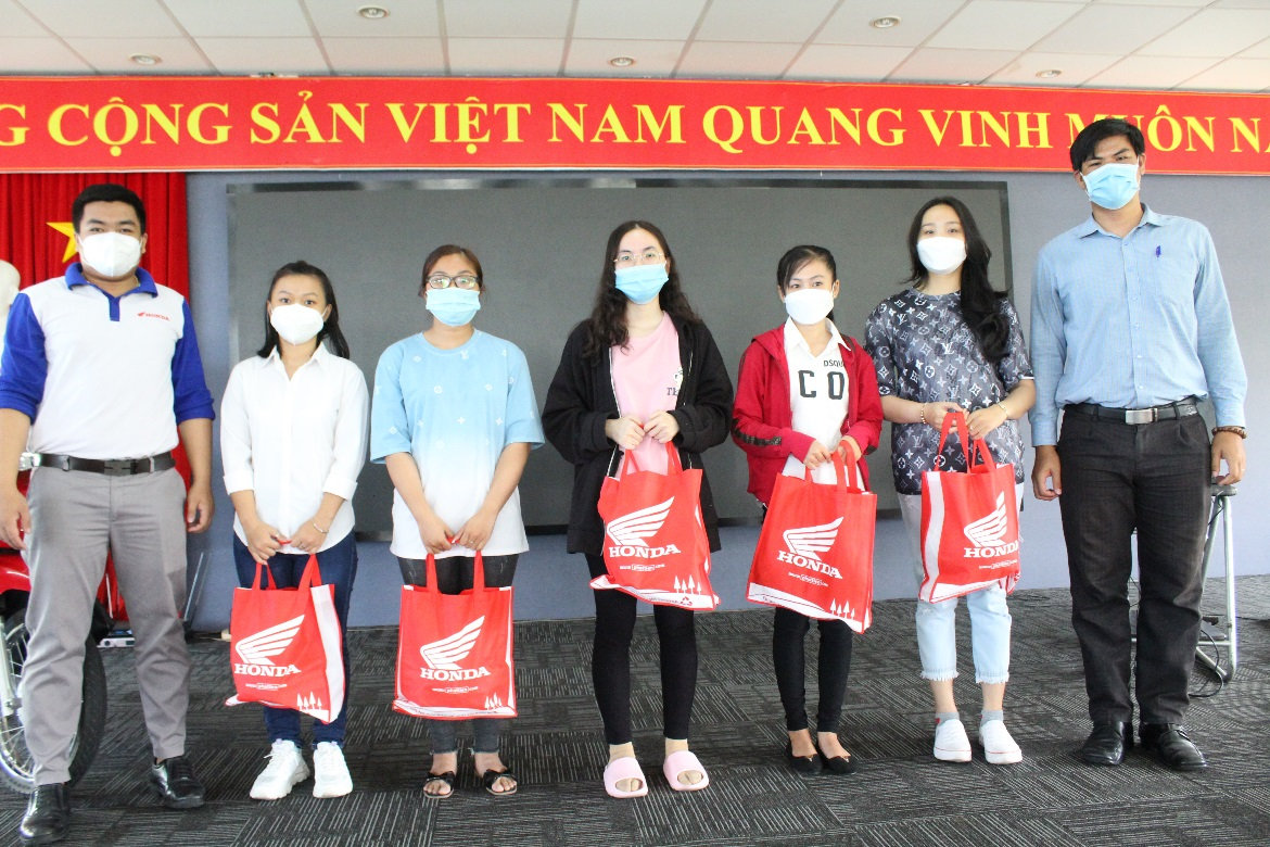 5 sinh viên có câu trả lời xuất sắc trong bài kiểm tra kiến thức cuối chương trình được nhận quà kỉ niệm từ Head Phát Tiến