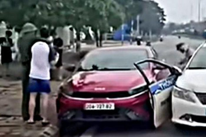Tài xế vi phạm nồng độ cồn tăng ga đâm gãy cửa xe CSGT để bỏ chạy - Báo Sức Khỏe &amp; Đời Sống