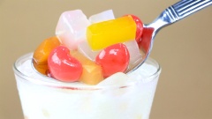 Trên cùng là lớp cocktail trái cây nhiệt đới với các loại trái cây như dứa, đu đủ, anh đào và thạch dừa.