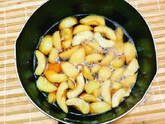 Cho 1/2 chỗ đường vào nồi, thêm 1 chút nước và bật bếp nấu cho nước đường chuyển màu vàng. Khi nước đường đã được thì bạn cho 800ml nước vào nồi đường và cho nốt chỗ đường còn lại vào, khuấy đều và đun cho nồi nước đường sôi. Cuối cùng bạn cho đào đã gọt vỏ vào, nấu cho sôi thì vặn lửa nhỏ rồi nấu thêm vài phút cho miếng đào hơi trong lại thì tắt bếp, sau đó bạn vớt đào thả vào tô nước đá lạnh ngâm cho đào nguội, như vậy đào sẽ rất giòn mà không bị nhũn nhé.