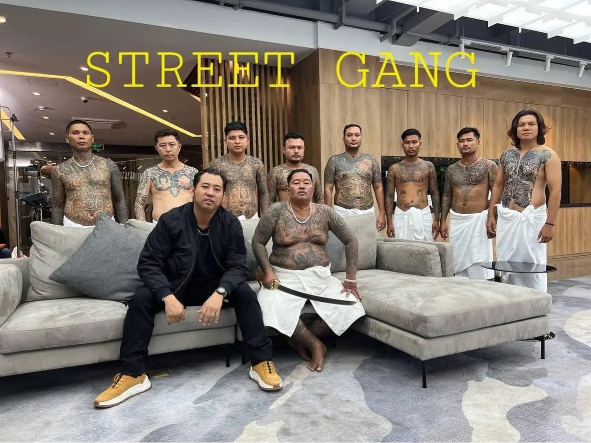 ဝင်းထွဋ်ဝင်းနဲ့ သူ့အဖွဲ့