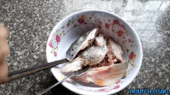 Hành tím cắt lát mỏng. Cà chua cắt làm 4. Hành lá cắt nhỏ. Me khuấy lấy nước cốt. Đầu cá hồi mua về, làm sạch, rồi cắt miếng vừa ăn dọc theo đầu cá. Rồi mình sẽ ướp cá với : 1 muỗng canh nước mắm, 1/2 muỗng cà phê tiêu, 1/2 muỗng cà phê đường, trộn đều lên cho cá thấm (mình ướp sơ cá cho thấm thôi).