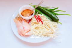 Cho ức gà vào nồi, thêm hành lá, gừng và lượng nước ngập gà rồi luộc cho thịt gà chín.