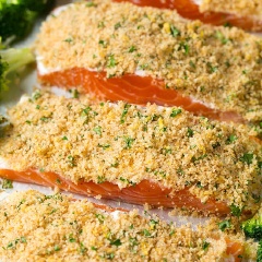 Xếp bông cải xung quanh cá. Trộn hỗn hợp sốt mayonnaise, nước cốt chanh, vỏ chanh bào nhuyễn, tỏi băm, vụn bánh mì Panko, rau ngò tây băm, húng tây khô và dầu olive. Làm nóng lò nướng đến 400 độ F (khoảng 200 độ C). Sau đó, quết hỗn hợp sốt mayonnaise lên cá, quết thêm chút dầu olive, phủ phô mai bào lên trên rồi cho khay vào lò nướng khoảng 15-20 phút.