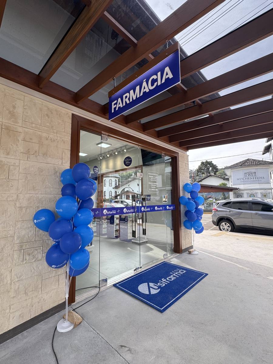 Entrada da Farmácia Rede Usifarma Treze Tílias