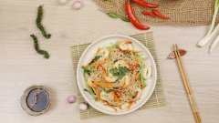 Thành phẩm: Sợi bún chín tới, mềm tơi, không bị nát và rất thấm xốt kết hợp cùng vị ngọt từ tôm mực và thanh mát từ các loại rau củ xào. Để tăng hương vị đậm đà, bạn có thể dùng kèm nước tương ớt cắt khoanh.