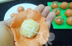Cán mỏng từng miếng bột, cho nhân vào rồi viên cho kín và tròn. Làm lần lượt cho đến khi hết nhân và bột.