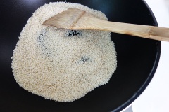 Mè trắng cho lên chảo và rang thơm, có màu hơi ngả vàng là được, rang khoảng 1 phút nhé. Sau đó cho mè vào máy xay với 4 muỗng canh dầu cải rồi xay đến khi nhuyễn mịn, mượt. Tiếp đó cho 1/4 muỗng cà phê muối vào xay thêm 30 giây nữa là xong nha.