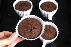 Chuẩn bị sẵn khuôn bánh cupcake, cho vào mỗi khuôn 1 cái bánh oreo. Tiếp đó đổ hỗn hợp bột vừa trộn vào 3/4 khuôn. Cho bánh vào lò nướng khoảng 22 phút, kiểm tra thấy bánh khô ráo bằng tăm là bánh đã chín nha. Lấy bánh ra để nguội một chút.