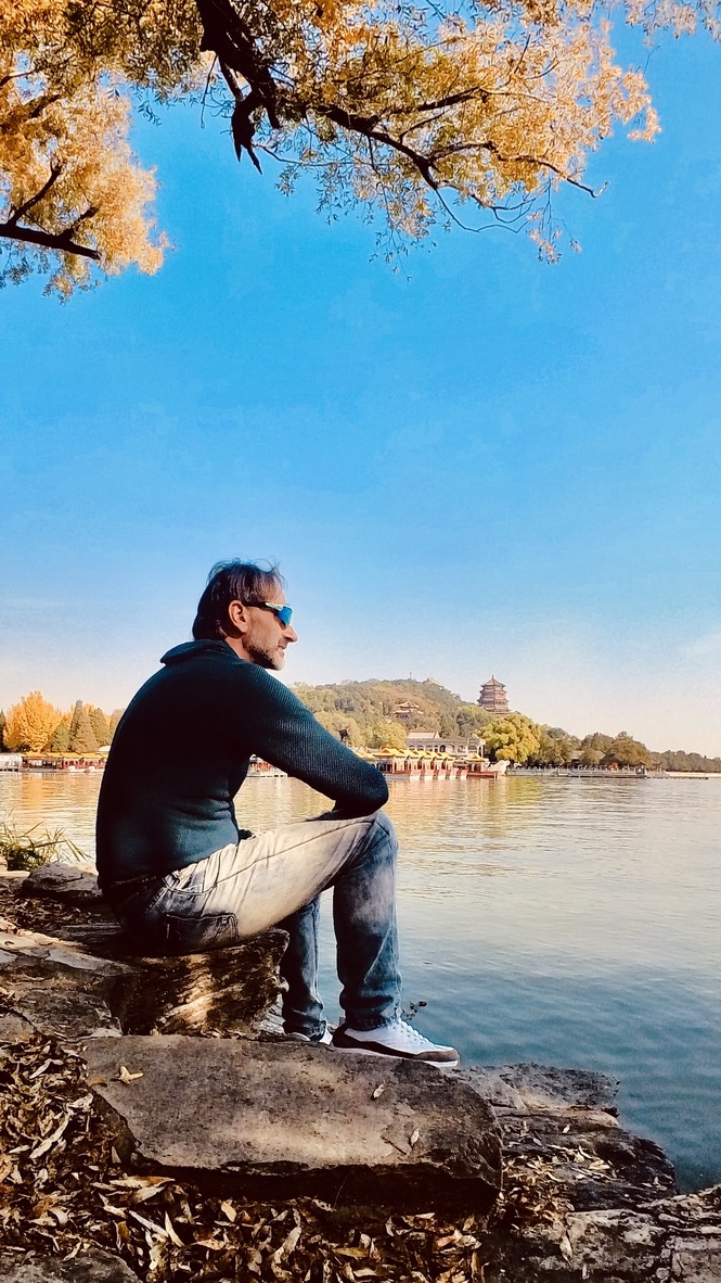 Kavarkes contemplando el Palacio de Verano