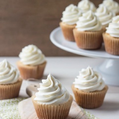 Từng chiếc bánh cupcake đẹp, nhỏ xinh, thoang thoảng hương vani thơm lừng, nóng ấm rất tuyệt. Dùng những chiếc vanilla cupcake này để làm thành quà valentine dành tặng người mình thương yêu thì không gì tuyệt bằng vì đây chính là tấm lòng của bạn phải không nào? Các bạn gái còn chờ gì nữa nào, chúng ta hãy thử bắt tay vào bếp làm ngay món quà tặng valentine này cho người yêu mình ngay nhé. Không những vậy, bạn trai cũng có thể xắn tay áo và làm thử đấy, đảm bảo ai được tặng cũng sẽ đổ gục trước hương vị ngọt ngào này cho xem.