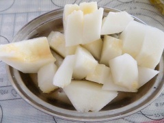 Cho whipping cream, 1/2 lượng đường cho vào tô đánh bông mịn (có thể đánh bông whipping cream bằng tay hay dùng máy). Dưa hoàng kim gọt vỏ, bỏ hạt, ruột rồi thái miếng nhỏ. Cho dưa vào máy cùng mật ong và lượng đường còn lại, xay nhuyễn (không cho nước).