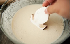 Nấm làm sạch, cắt lát mỏng theo chiều dọc. Đun nóng nhiều dầu ăn trong chảo. nhún nấm vào hỗn hợp bột trứng rồi thả từng lát vào chiên chiên vàng giòn thì vớt ra để ráo dầu.