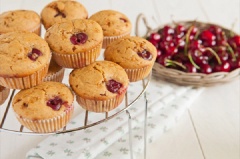 Múc bột khoảng 2/3 khuôn, mỗi chiếc bánh nhúng 1 quả cherry vào giữa. Nướng bánh ở nhiệt độ 170°C trong vòng 20 phút. Kiểm tra bằng cách xiên thử tăm vào bánh kem xem có khô không, nếu bánh khô là được. Bạn lấy bánh ra ngoài, để lên rãnh cho nguội.