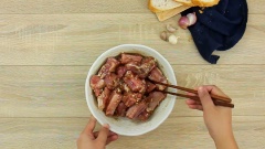 500gr sườn heo chặt khúc ngắn, rửa sạch. Ướp sườn với 15gr hành tím băm, 15gr tỏi băm, 2 muỗng canh nước mắm, 2 muỗng canh dầu hào, 2 muỗng canh đường, 1 muỗng canh hạt nêm và 1 muỗng cà phê tiêu. Trộn đều lên rồi ướp 30 phút cho sườn thấm gia vị.