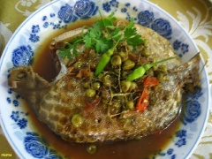 Cá kho trái giác là món ăn ngon miệng, hứa hẹn đổi vị thành công cho cả nhà. Thịt cá nâu chín thơm, bùi béo, nước cá kho có vị trái giác chua chua thật lạ miệng và hấp dẫn, ăn hoài mà không chán.