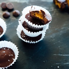 Khi chocolate đông cũng là lúc chúng ta có thể thưởng thức được bánh. Nhà có trẻ con mà bạn chịu khó làm món này thì đứa trẻ nào cũng bị "chiêu dụ" cho mà xem.