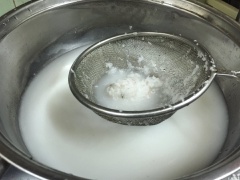 Vắt nước dừa: Cho dừa nạo ra thau rộng rãi. Đong sẵn 1 tô nước ấm, đổ hết nước ấm vào dừa, dùng tay nhồi, vắt lấy 1 tô cốt dừa đầu tiên. Để riêng qua một bên. Tiếp tục cho 800 ml nước vào dừa nạo, nhồi liên tục, vắt lấy nước dảo.