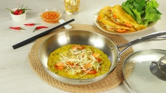 Gắp bánh ra đĩa, trình bày món bánh xèo với xà lách, rau cải xanh, rau thơm, đồ chua, chấm kèm nước mắm chua ngọt và thưởng thức ngay khi còn nóng. Bánh xèo sau khi rán xong có màu vàng đẹp mắt. Khi ăn ngon giòn rụm hòa quyện cùng vị thơm của thịt tôm khiến bạn ăn hoài không chán.