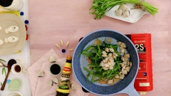 Bắt chảo nóng cho 1 muỗng canh dầu ăn cùng 15gr tỏi băm nhuyễn, phi đến khi tỏi vàng thơm. Sau đó cho lần lượt các nguyên liệu rau muống, nghêu đã sơ chế vào xào cùng 1 muỗng dầu hào.