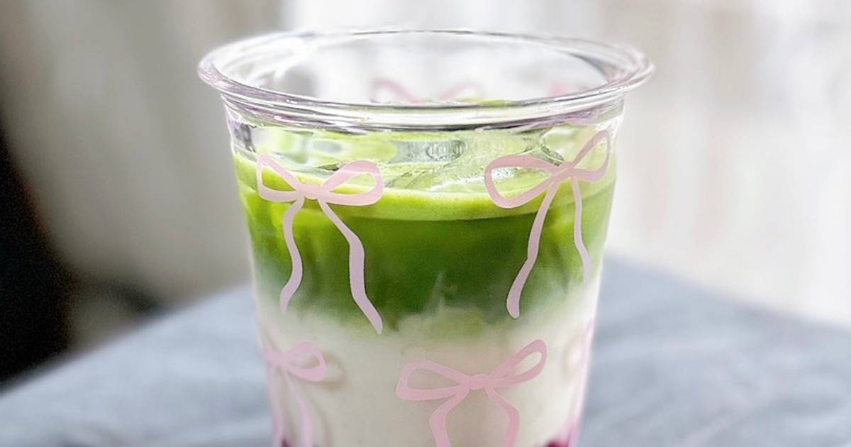 Berry matcha latte