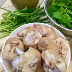 Cách nấu bánh canh giò heo: Chặt nhỏ chân giò heo chần nước sôi, rửa sạch. Cho chân giò, thịt nạc heo vào nồi, thêm 1.2 lít nước lọc, luộc 20 phút. Sau đó lấy chân giò heo ra, ngâm nước đá lạnh khoảng 5-10 phút rồi cho lại nồi luộc tiếp cho đến chín.