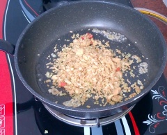 Làm nóng chảo, cho vào 1.5 muỗng canh dầu ăn. Khi dầu nóng thì cho sả, gừng đã giã nhuyễn vào rang đến khi vàng. Tiếp theo, cho đậu phộng đã giã nát vào xào trong 5 phút.
