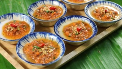 Bánh bèo chén hấp chín, nhân bánh cũng đã chuẩn bị xong, nước mắm cũng đã hoàn thành. Giờ chỉ việc múc nhân tôm thịt lên trên mặt bánh bèo rồi dọn cùng bát nước chấm là có thể thưởng thức được rồi. Cuối tuần các bạn nhất định phải thử cách làm bánh bèo chén miền Trung này để đãi cả nhà nhé!!