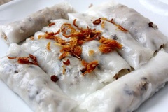Cho bánh cuốn nóng nhân thịt heo ra đĩa, rắc hành phi lên là xong. Bạn có thể ăn bánh cuốn nóng cùng chả lụa, bán rán, chấm nước mắm chua ngọt nhé.