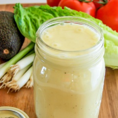 Nước sốt mayo mù tạt phô mai cực kì dễ dàng nên ai đang muốn tìm một món sốt để chấm hoặc trộn salad thì tuyệt đối đừng bỏ qua công thức này nhé. Đảm bào chỉ cần có sốt này là ai cũng khen tới tấp hết đấy.