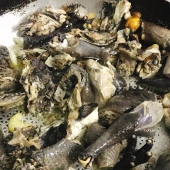 Vớt gà ra, cho gạo đã rang vào nấu. Thịt gà chờ nguội một chút rồi gà thành miếng vừa ăn. Phi thơm hành, bỏ gà vào đảo rồi để lại nồi cháo, nêm nếm gia vị vừa ăn.