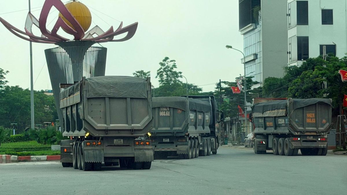 Xe quá tải cày nát đường Lê Hữu Tựu - Đài Phát thanh và truyền hình Hà Nội