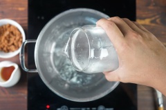Đun 800ml nước ở lửa lớn. Khi nước sôi tăm thì cho 70gr đường nâu vào khuấy đều cho đến khi đường tan hoàn toàn. Nước đường sôi bùng lên thì tắt bếp