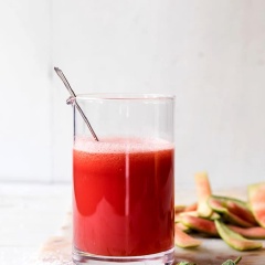 Nước ép dưa hấu trộn đều với nước cốt cam, nước cốt chanh, rượu tequila, muối. Khuấy đều cho đến khi muối tan. Khi uống, bạn cho đá, trái cây thái lát tùy thích ra ly, rót nước ép vào, cho soda lên và thưởng thức nhé.