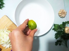 Bắp cải rửa sạch, cắt sợi dày 1cm, bắt cải cắt quá nhỏ sẽ bị nát, không còn độ giòn ngon. Hòa chút nước với muối, 1/2 muỗng canh đường, nước cốt 1 lát chanh. Ngâm bắp cải vào nước 20 phút.