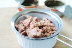 Cho thịt cá ngừ đóng hộp vào một cái rây cho ráo nước. Có thể dùng muỗng ấn xuống cho cá ra bớt nước. Trộn cá ngừ với cần tây băm, mayonnaise, mù tạt, và nước cốt chanh. Nêm nếm với 1/4 muỗng cà phê muối và 1/4 muỗng cà phê tiêu cho vừa ăn. Trộn đều.