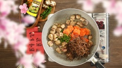 Làm nóng 2 muỗng canh dầu ăn, cho 15gr hành tím vào phi thơm, sau đó cho thịt gà đã ướp vào xào chín. Tiếp theo cho cà rốt, nấm mèo, cùng 20 gr tiêu xanh vào chảo, nêm thêm 1 muỗng canh dầu hào Maggi rồi xào đều tay cho hỗn hợp hòa quyện, thịt gà và rau củ lên màu vàng óng đẹp mắt thì tắt bếp. Cho hỗn hợp gà xào vào nồi nước dùng gà, thêm nấm đông cô cắt lát mỏng vào khuấy đều, nấu thêm 5 phút nữa thì tắt bếp.