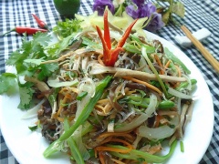 Bày món ăn ra đĩa, dùng nóng. Món ăn vừa thơm ngon, hấp dẫn, đảo bảo cả nhà ăn một lần thích mê.