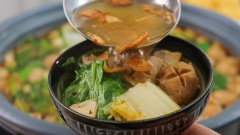 Khi ăn nhúng thêm các loại rau ưa thích, hoặc có thể cho thêm đậu hũ non, mì và nấm vào ăn cùng, giúp cho món lẩu bò viên được đậm đà, hấp dẫn hơn. Cùng lưu lại công thức món lẩu bò viên khổng lồ này để mời cả nhà thưởng thức vào cuối tuần nhé!