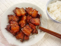 Thịt cạn nước tiếp tục đun cho chảy hết mỡ. Thịt chín múc ra đĩa, rắc hạt tiêu ăn nóng với cơm trắng sẽ rất ngon.
