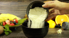 Cho bột mì (đã rây mịn) vào âu, thêm đường, nước cốt dừa, tinh chất vani, sữa tươi và trứng gà. Trộn đều tay đến khi các nguyên liệu hòa quyện cùng nhau. Rây qua 1 đến 2 lần để hỗn hợp được mịn màng, loại bỏ lợn cơn và bọt khí. Bọc lại bằng màng thực phẩm và cho vào ngăn mát tủ lạnh.