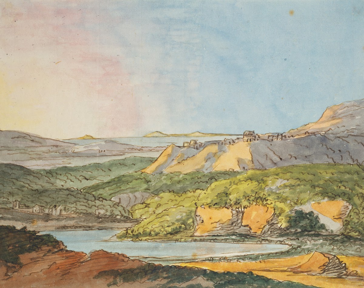 Südliche Landschaft am Meer mit bewaldeten Hügeln und einem Gewässer im Vordergr