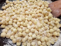 Đặt chảo lên bếp cho hạt sen cùng nước đường vào đun sôi, đun lửa vừa đến khi phần nước đường sánh lại thì hạ lửa nhỏ nhất. Thỉnh thoảng bắc chảo khỏi bếp, đảo đều tay bằng muôi gỗ để hạt sen không bị nát. Khi thấy phần đường bám đều hạt sen và kết tinh có màu trắng khô là được. Lúc này thêm chút vani để hạt sen thêm hương thơm nhé!