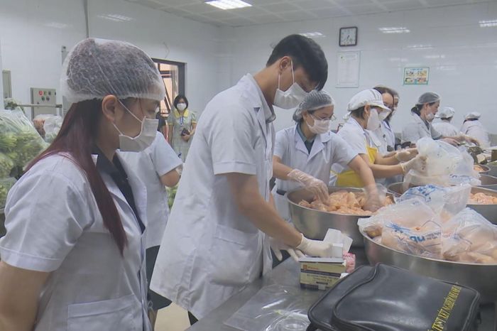 Phường Khương Đình siết chặt an toàn thực phẩm bếp ăn bán trú - Đài Phát thanh và truyền hình Hà Nội