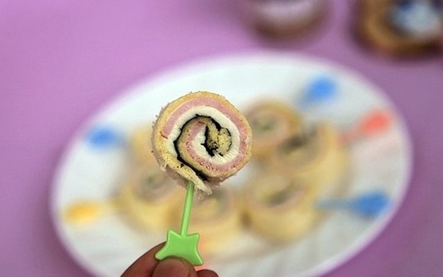 Bánh Mì Sandwich Cuộn Thịt Xông Khói